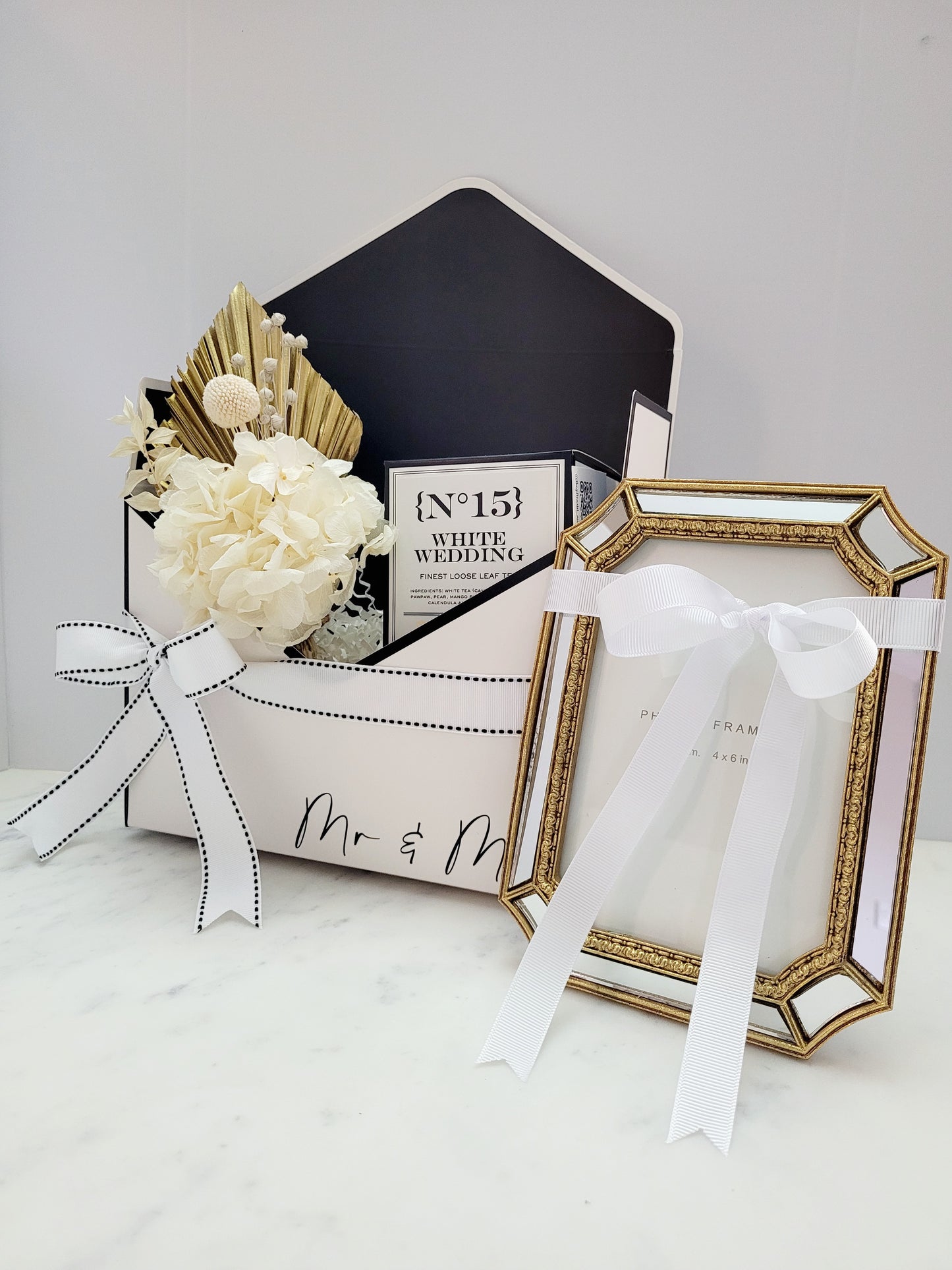 Newlyweds gift box